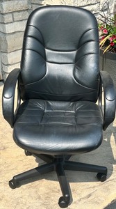 lot 98 image: Black Leather Swivel Office Chair with Adjustable Features