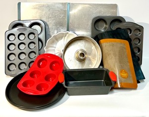 lot 123 image: Collection of Assorted Bakeware and Baking Sheets