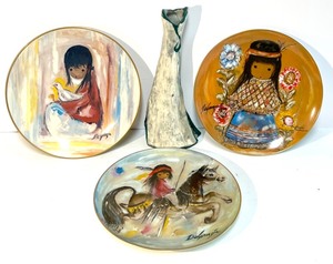 lot 139 image: Ted De Grazia Limited Edition Gotham Fine China Collector Plates Set of 3 with one Plate Signed by the Artist and Handmade Vase