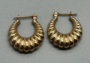 lot 13 image: Pair of 14K Gold Hoop Earrings with Ribbed Design 1.7g