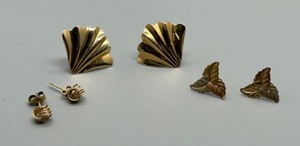 lot 15 image: Collection of 3 Pairs of 14Kt Gold Earrings - Fan, Leaf, and Twisted Designs 2g