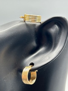 lot 16 image: 14K Gold Italian Ribbed Hoop Earrings 1.6g