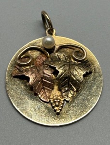 lot 22 image: Antique 14k Gold Pendant with Leaf Design and Pearl Accent 8.6g