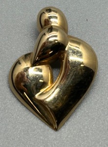 lot 26 image: 14k Gold Lovers Heart Pendant by Ed Levin 2.2g
