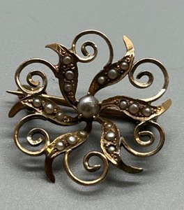 lot 29 image: Vintage 10k Gold Scrolling Brooch with Seed Pearls - 1.6g