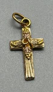 lot 32 image: 12k Gold Cross Pendant with Intricate Detailing in yellow and rose Gold .8g