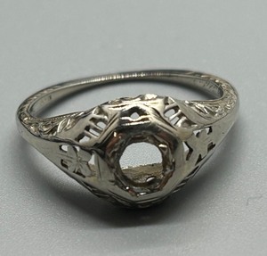 lot 33 image: Antique Design 14K White gold Ring Setting 1.9g