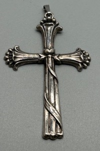 lot 38 image: Vintage Danecraft Sterling Silver Cross Pendant Detailed Design 6.4g