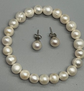lot 40 image: Fresh Water Pearl Necklace and Earring Set
