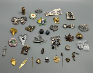 lot 69 image: Large Collection of Vintage Brooches, Pins, Pendants and Charms