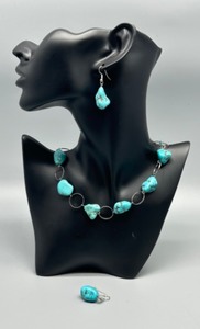 lot 79 image: Turquoise Chunky Nugget Jewelry Set with Necklace and Earrings