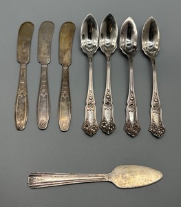 lot 120 image: Vintage Rogers Bros & Various Other Brands Silver Plate Flatware Set - 8 Pieces