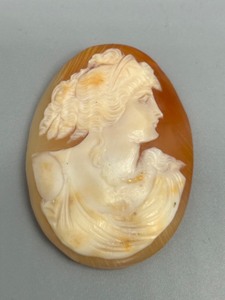 lot 124 image: Vintage Cameo Brooch with Detailed Carving Exquisite Lady