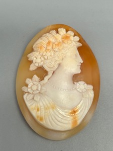 lot 125 image: Vintage Hand-Carved Shell Cameo Brooch Exquisite Lady