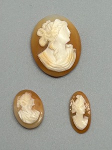 lot 132 image: Set of 3 Vintage Carved Cameo Shell Brooches in Assorted Sizes