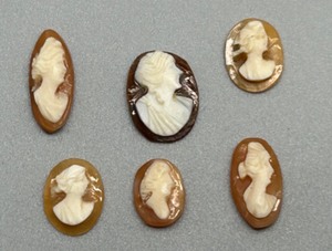 lot 134 image: Set of 5 Vintage Carved Cameo Shell Jewelry Pieces