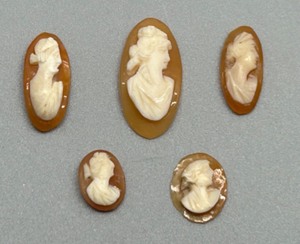 lot 136 image: Set of 5 Vintage Carved Shell Cameo Brooch Pieces