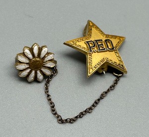 lot 141 image: 37th P.E.O. Convention 1947 Star Brooch with Chain by A. C. Co. 14KT Gold