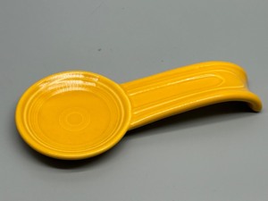 lot 149 image: Fiesta Yellow Ceramic Spoon Rest