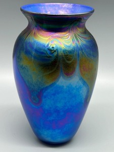 lot 218 image: Exquisite Iridescent Mt. aint Helens Ash Art Glass Vase with Swirling Pattern by R. Vines