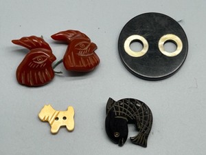 lot 235 image: Collection of 5 Vintage BAKELITE Novelty Buttons Animals and Geometric Designs