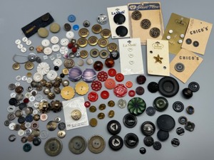 lot 236 image: Large Collection of Assorted Vintage Buttons Bakelite, Lucite, Plastic & On Cardstock Many Unique