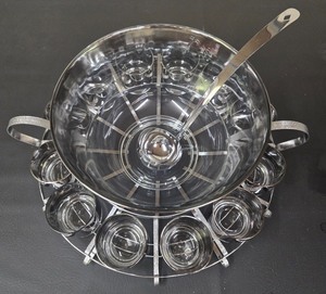 lot 273 image: 15-Piece Dorothy Thorpe Style Punch Bowl Set with Ladle and Glass Cups