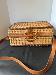 lot 291 image: VTG Woven Wicker Double Handle Twist Turn Lock Service For 4 Picnic Basket