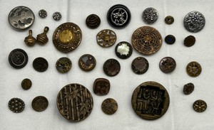 lot 228 image: Collection of Antique & Vintage Metal and Brass Buttons with Intricate Designs