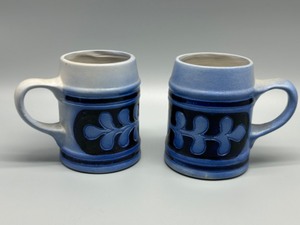 lot 344 image: Williamsburg Pottery Salt-Glazed Stoneware Mug Hand-painted Cobalt Blue Design