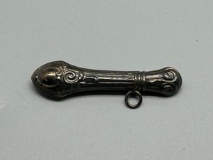 lot 346 image: Antique Sterling Silver Metal Needlecase with Ornate Design 3.2g