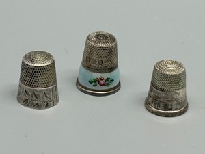 lot 347 image: Set of 3 Decorative Sterling Silver Thimbles Including Enameled Floral Design 12.4g