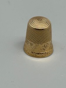 lot 348 image: 10K Gold Sewing Thimble with Engraved Details 3.4g
