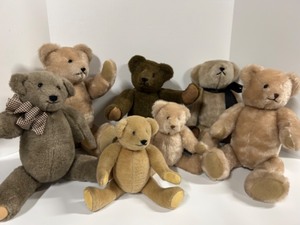 lot 371 image: Large lot of Antique style Teddy Bears hump back, Mohair , Jointed , artisan made