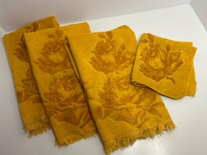 lot 375 image: Vtg FIELDCREST Towel Set MCM Sculpted W Fringe Golden Wheat Pumpkin Color Lot of 4