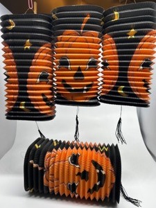 lot 322 image: Set of 4 Vintage HALLOWEEN Accordion Jack-O-LAnterns Holiday Decor