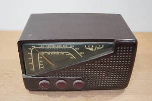 lot 69 image: Vintage Zenith AM-FM Radio