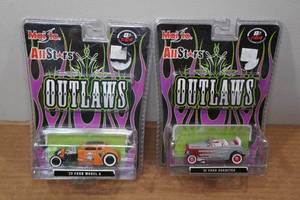 lot 94 image: 2 Maisto Allstars Outlaws 164 Scale Model Cars - 29 Ford Model A & 32 Ford Roadster