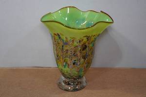 lot 109 image: Vintage Glass Vase