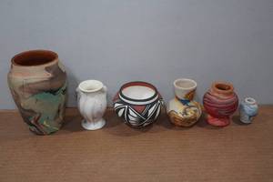 lot 116 image: Assorted Pottery Pieces