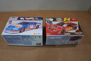 lot 129 image: 2 Revell 124 Scale Model Building Sets