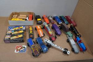 lot 140 image: Assorted Pinewood Derby Cars and Accessories