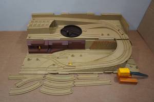lot 150 image: Vintage Hot Wheels City Railroad Station