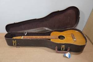 lot 156 image: Vintage Barklay Guitar with Case