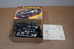 lot 195 image: MPC Custom Firebird Classic Pontiac Ponycar 125 Scale Model Building Kit