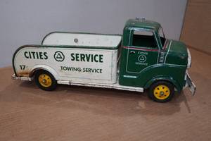 lot 198 image: Vintage Marx Cities Service Towing Truck