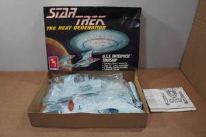 lot 223 image: AMT Star Trek USS Enterprise Starship Detailed Plastic Model Kit