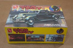 lot 225 image: AMT Dick Tracy 125 Scale Model Building Kit