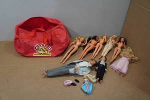 lot 252 image: Assorted Vintage Barbie Dolls and Chip & Dale Duffle Bag