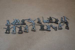 lot 274 image: Vintage Cast Metal Miniature Army Men
